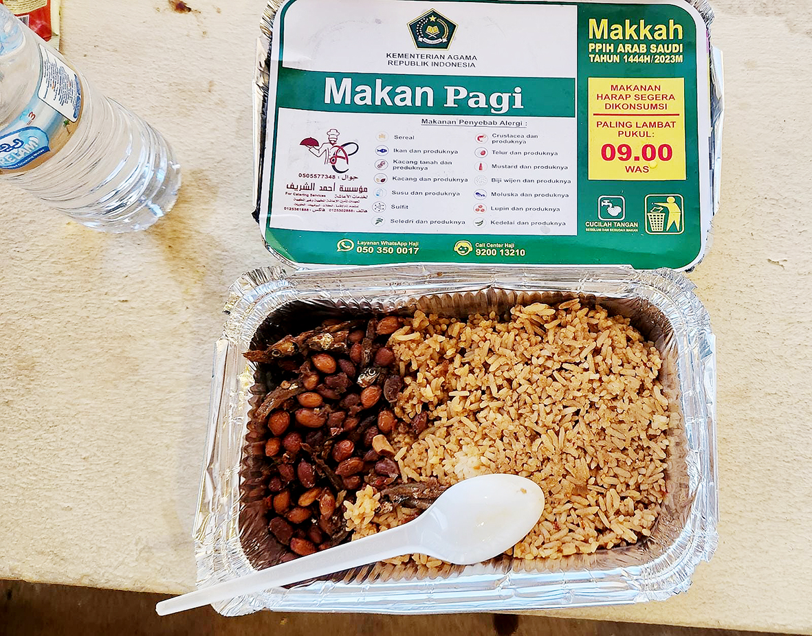 MAKANAN KERAS - Salah satu menu makanan katering yang dikeluhkan jamah. (foto: maudy alvi/Makkah)